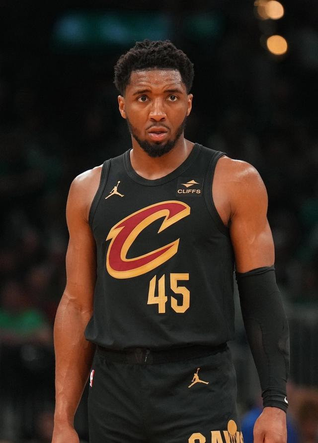 包含江苏队力克雄鹿，米切尔点燃赛场的词条