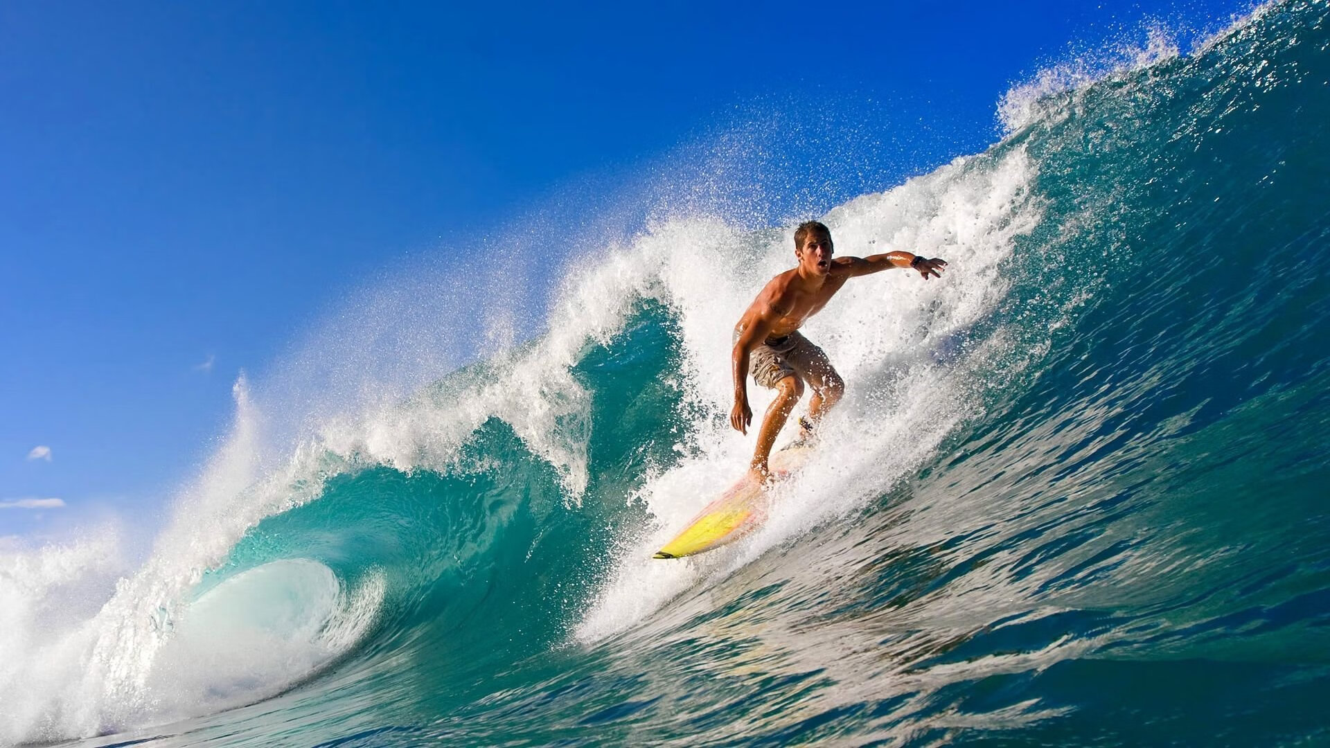 赛道与球场，双线争冠的激情碰撞